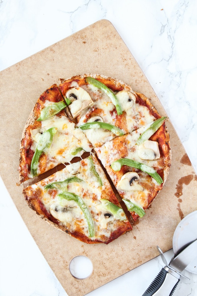 Green Pepper & Mushroom Pita Pizza | cookinginmygenes.com
