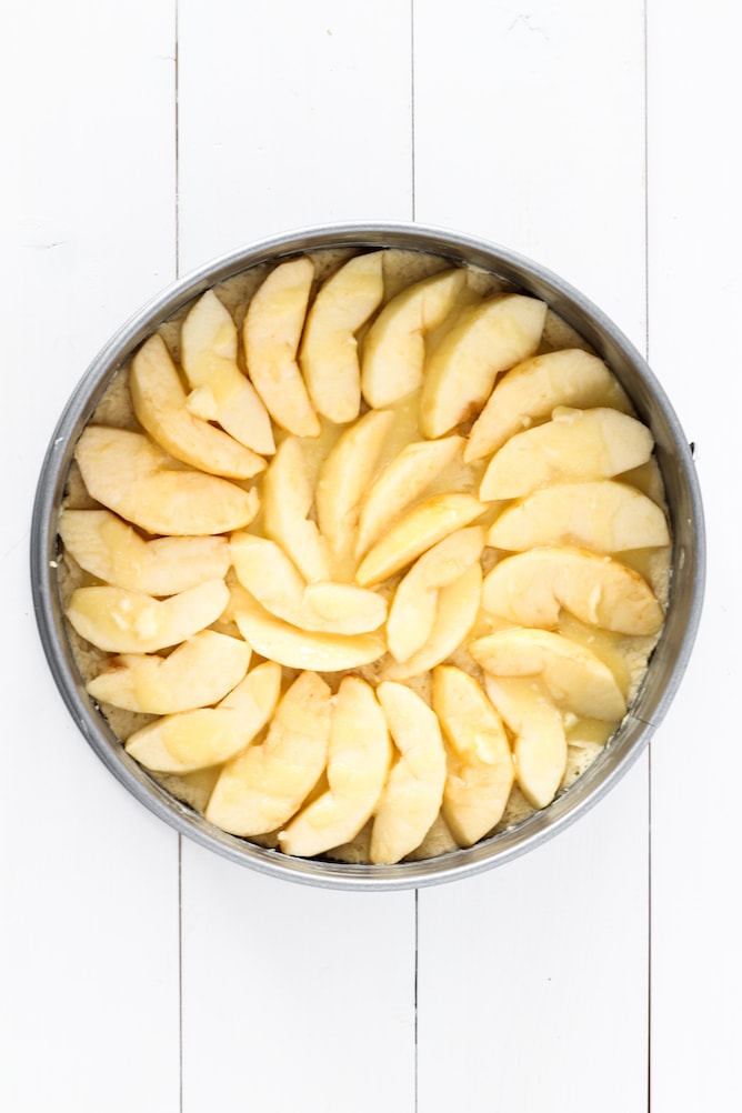 Apple Sponge Cake | cookinginmygenes.com