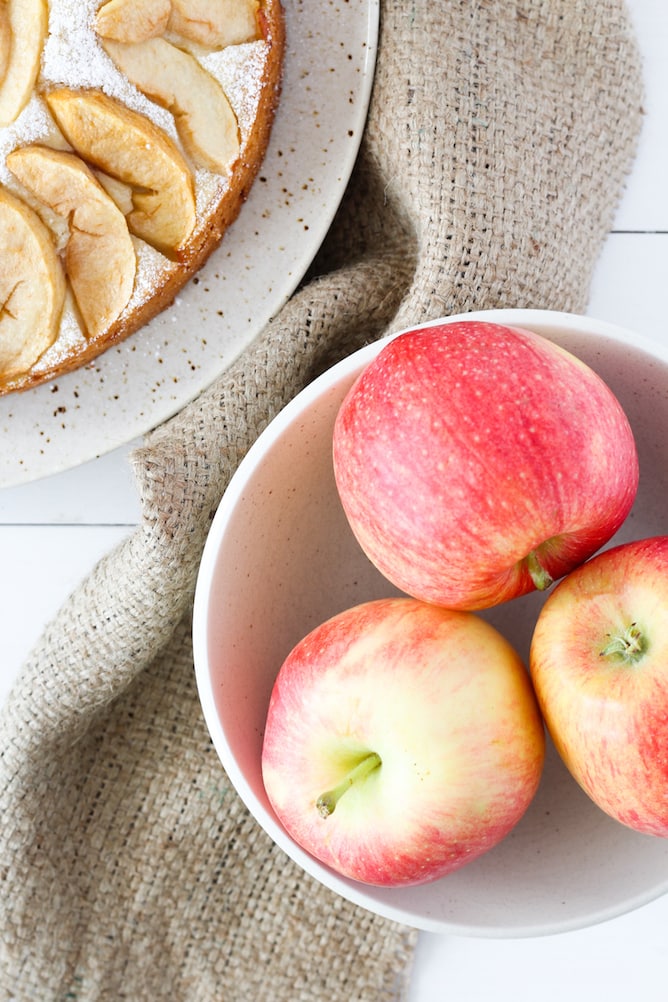Apple Sponge Cake | cookinginmygenes.com