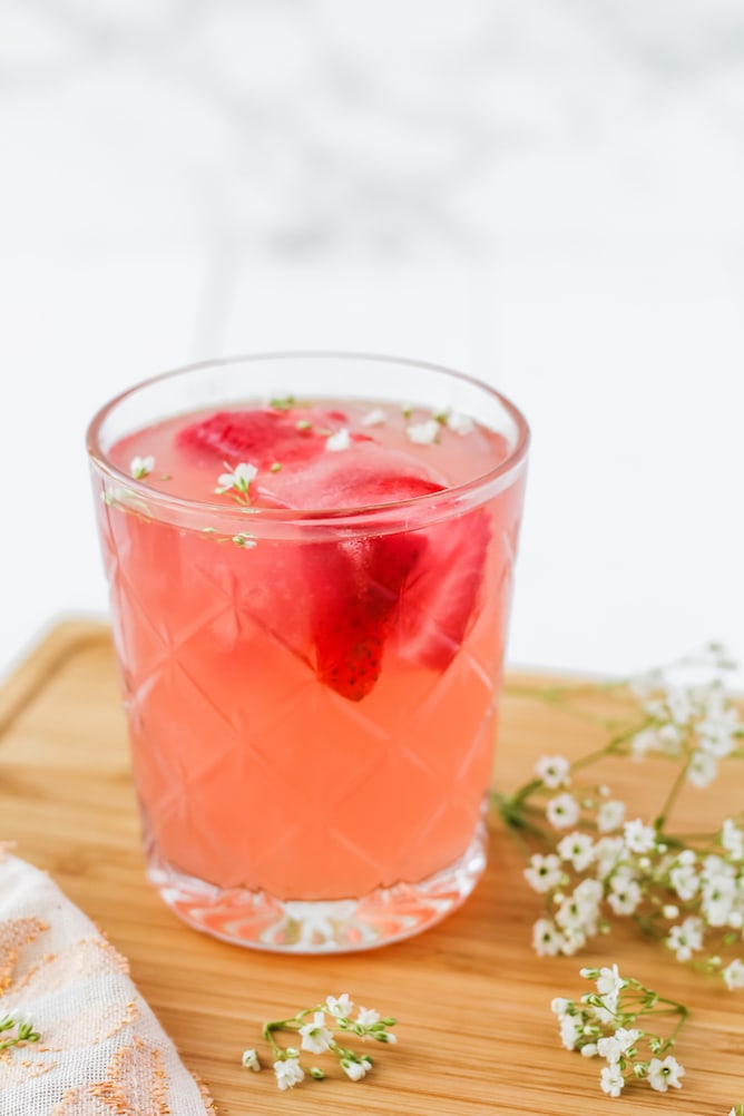 Strawberry Lemonade Rosé Punch | cookinginmygenes.com