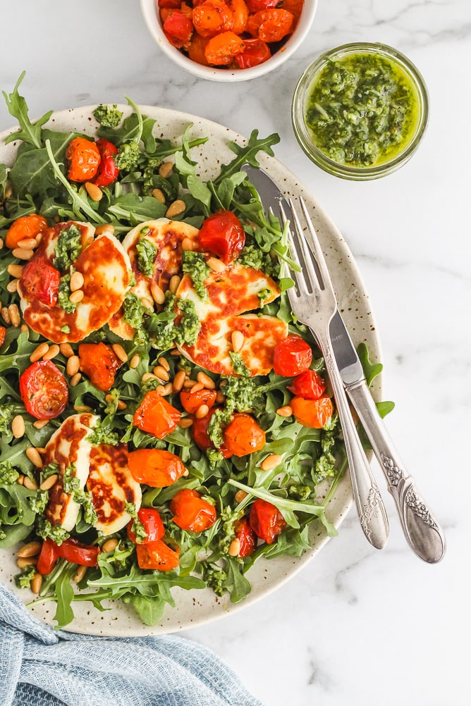 Roasted Tomato, Arugula and Halloumi Salad with Pesto | cookinginmygenes.com