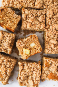 Apple Cinnamon Crumble Cake