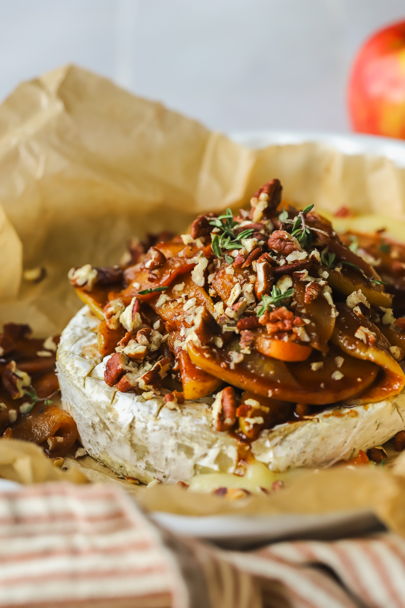 baked brie with cinnamon apples