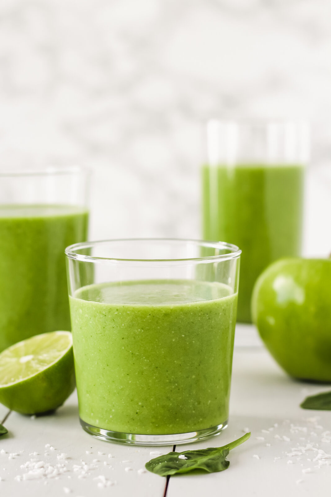 mojito smoothies in glasses with lime wedges